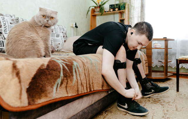 Юноша обувается