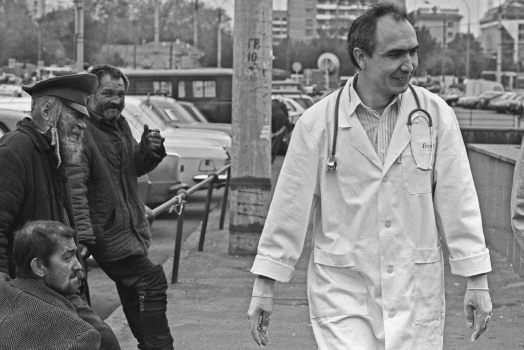 Врач международной медицинской гуманитарной организации «Врачи без границ» Равиль Гутин во время медицинской помощи бездомному на Павелецком вокзале