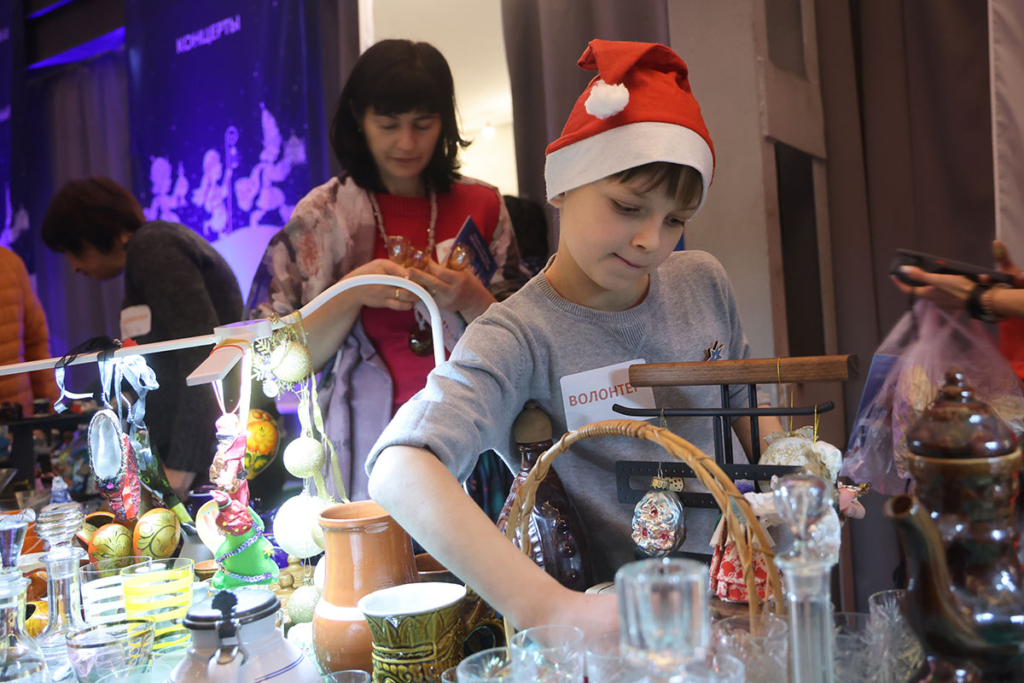 На благотворительной ярмарке винтажной посуда фестиваля «Звезда Рождества»