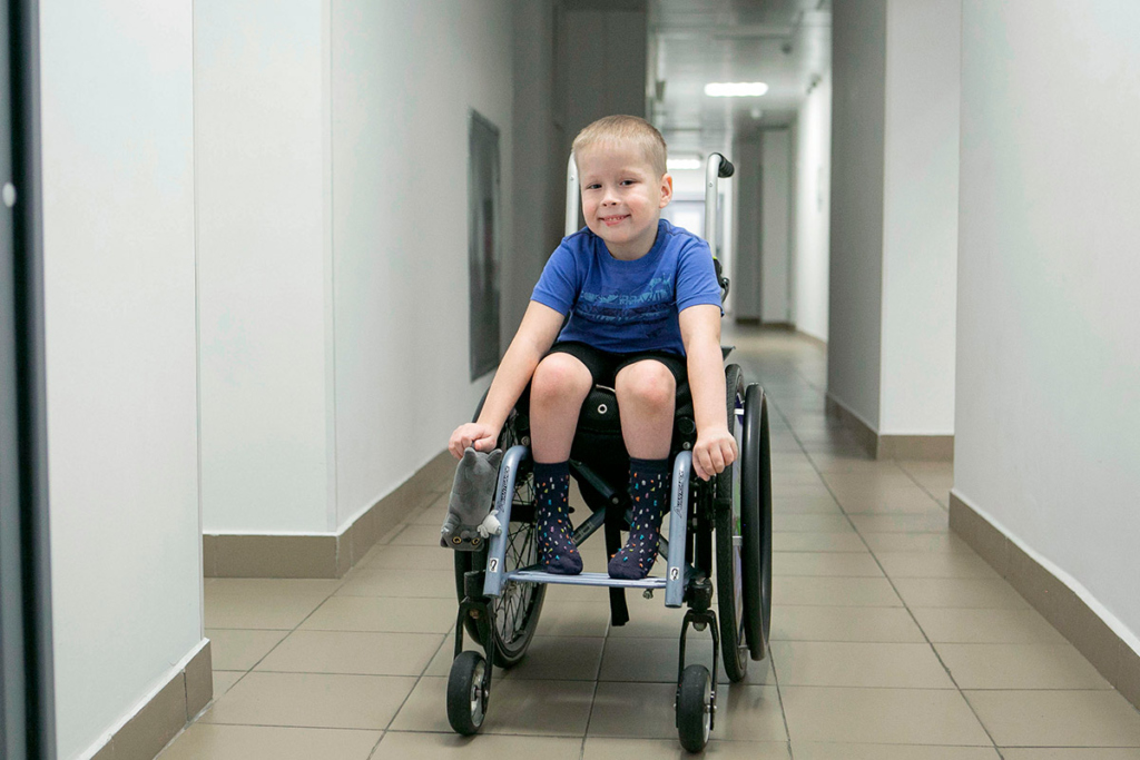 Маленький мальчик на инвалидной коляске