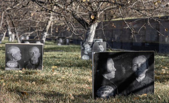 Сад памяти, фотографии расстрелянных выставляют по особым датам. Фото сделано 30 октября 2022 года в день памяти жертв политических репрессий