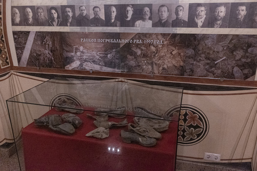 Вещи расстрелянных, найденные во время археологических раскопок рва на полигоне. Экспозиция на нижнем этаже каменного храма