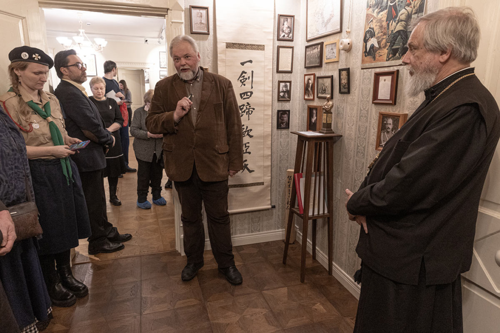 Открытие выставки «Не/забытые», посвященной героям Русско-японской войны, расстрелянным на Бутовском полигоне. Игорь Гарькавый (в центре) и настоятель прихода Кирилл Каледа (справа)