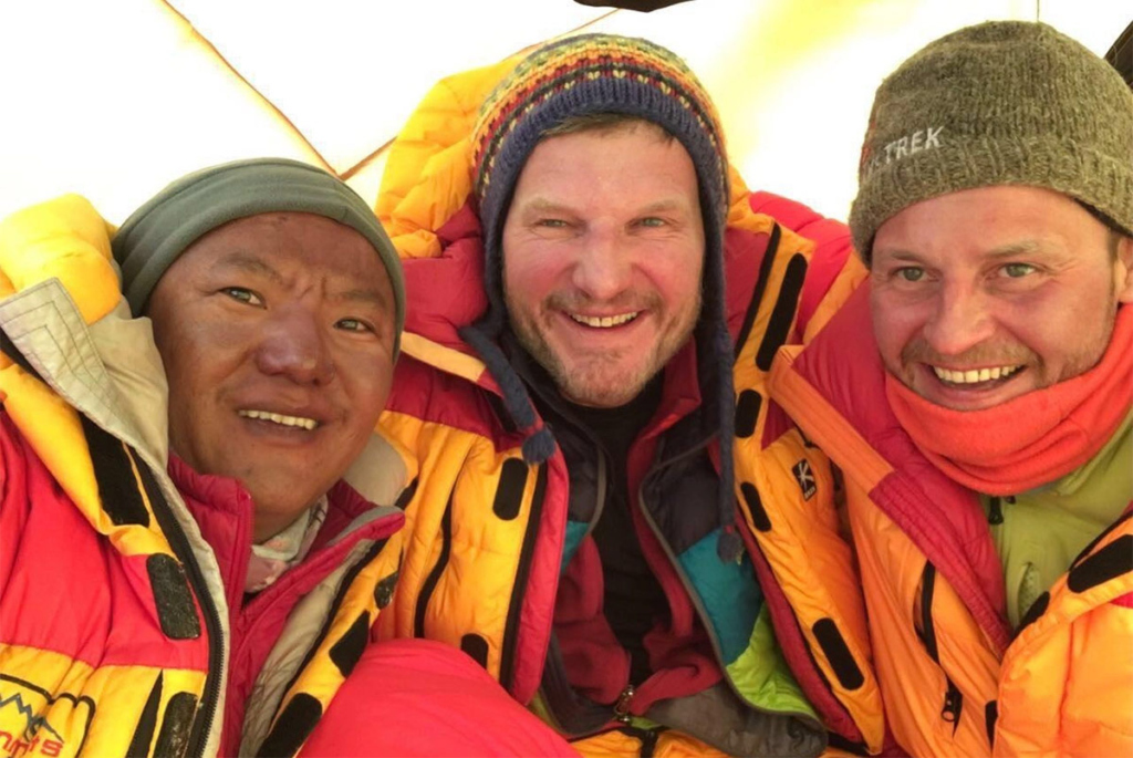 Олег Савченко (в центре), Александр Сидякин (справа) и их главный помощник. Фото: Олег Савченко / https://novostivolgograda.ru/