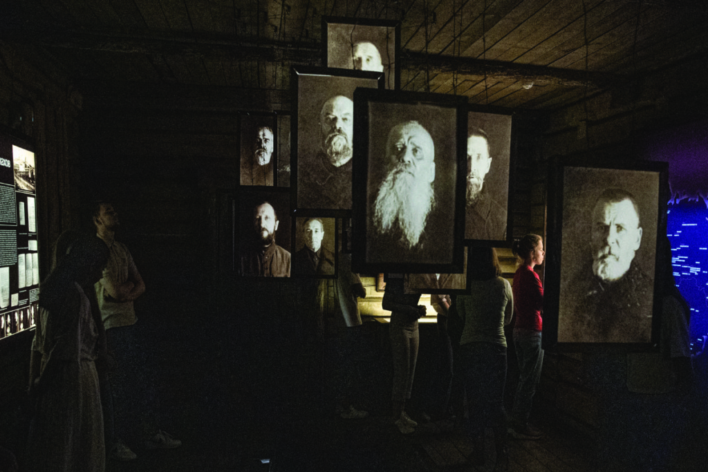 Зал "Барак", портреты расстрелянных в музее.