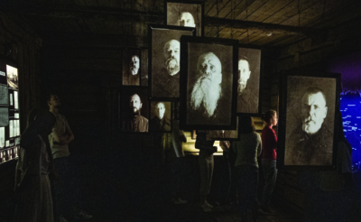 Зал "Барак", портреты расстрелянных в музее.