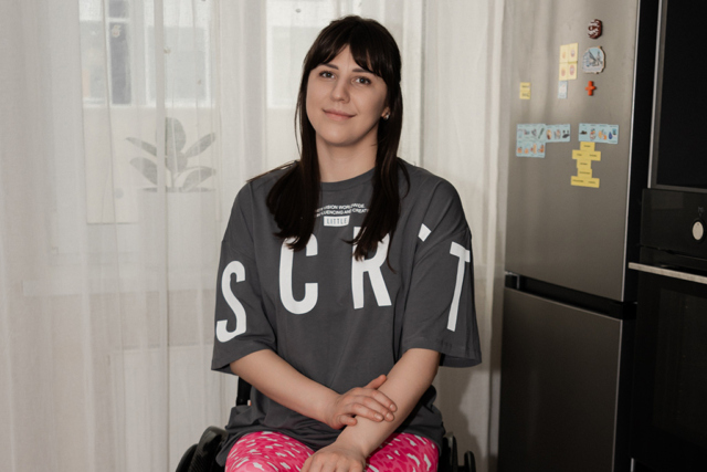 Девушка в инвалидной коляске