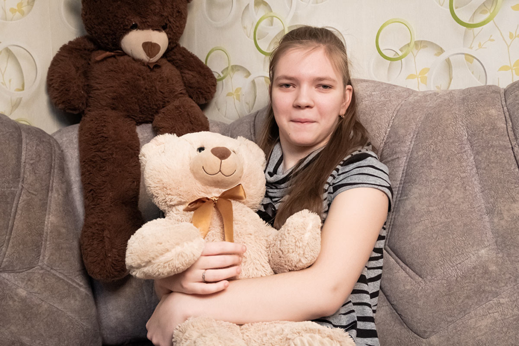 Девочка с ДЦП с игрушками