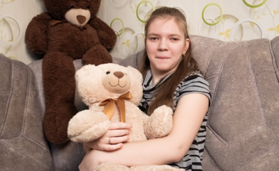 Девочка с ДЦП с игрушками