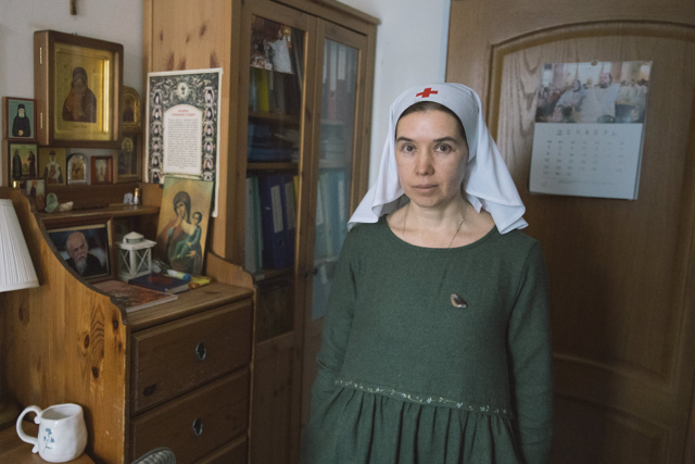 Портрет молодой женщины в платке сестры милосердия