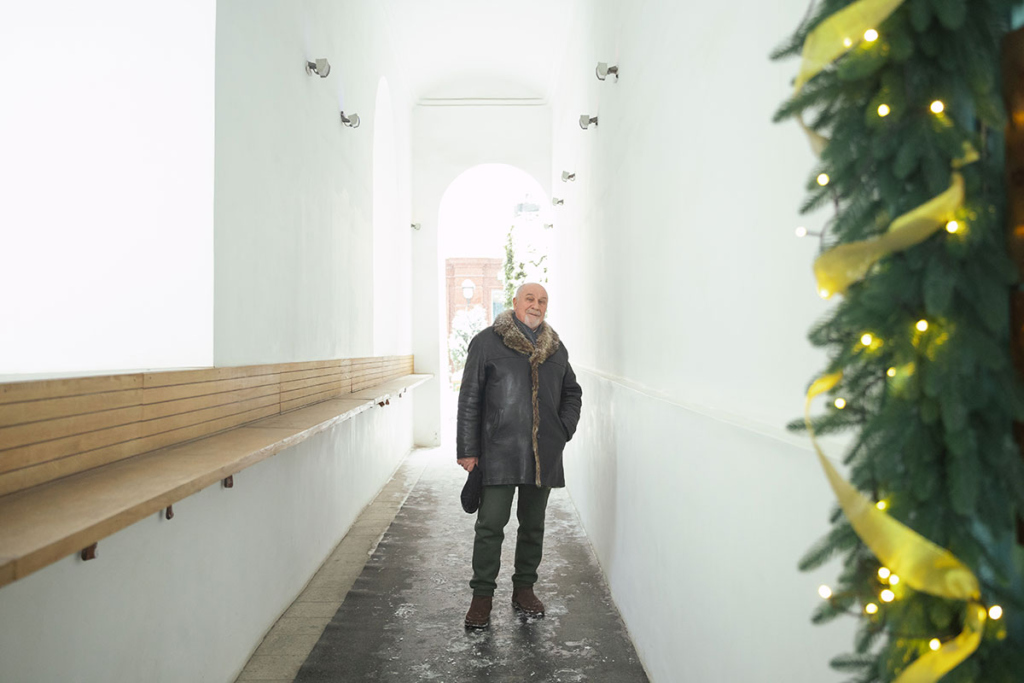 Мужчина зрелых лет на улице Москвы (Никольская улица)