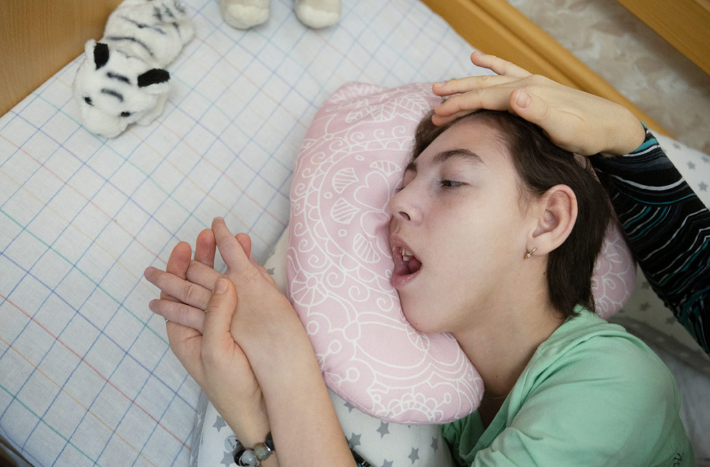 Девочка с ДЦП в кровати 