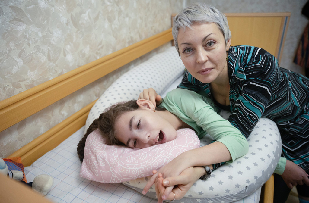 Девочка с ДЦП и мама