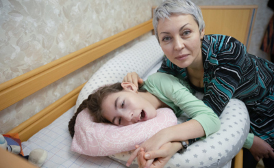 Девочка с ДЦП и мама