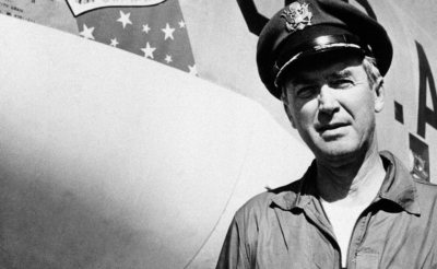 Портрет молодого мужчины в форме летчика