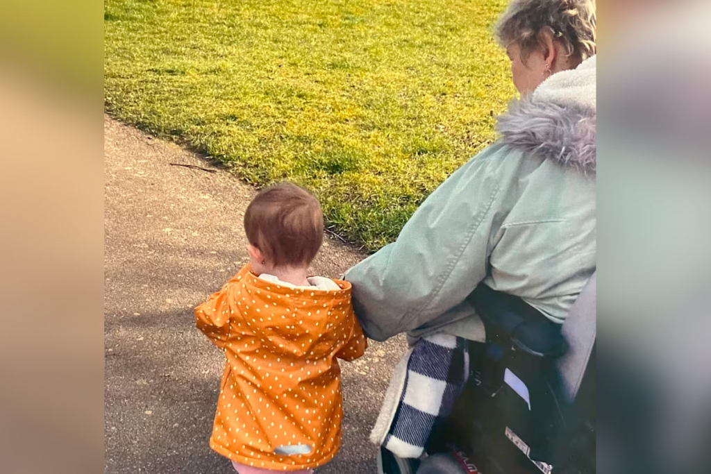 Ким Смит с 2-летней внучкой