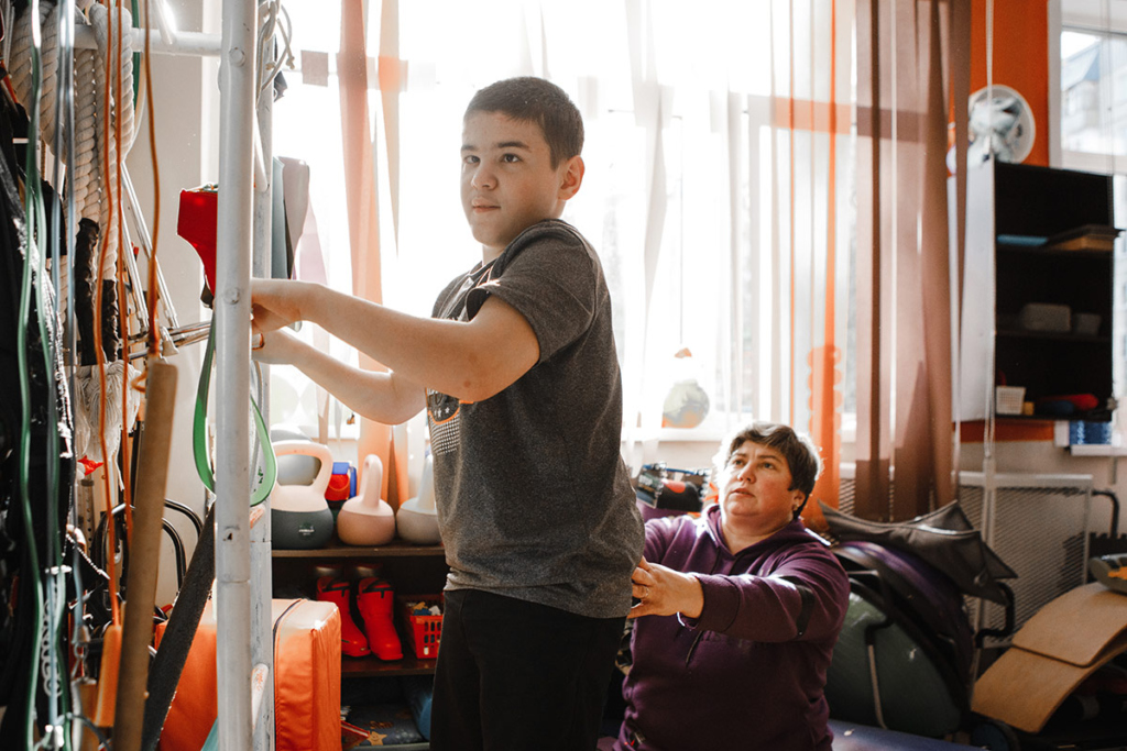 Мальчик с дцп занимается лфк с мамой