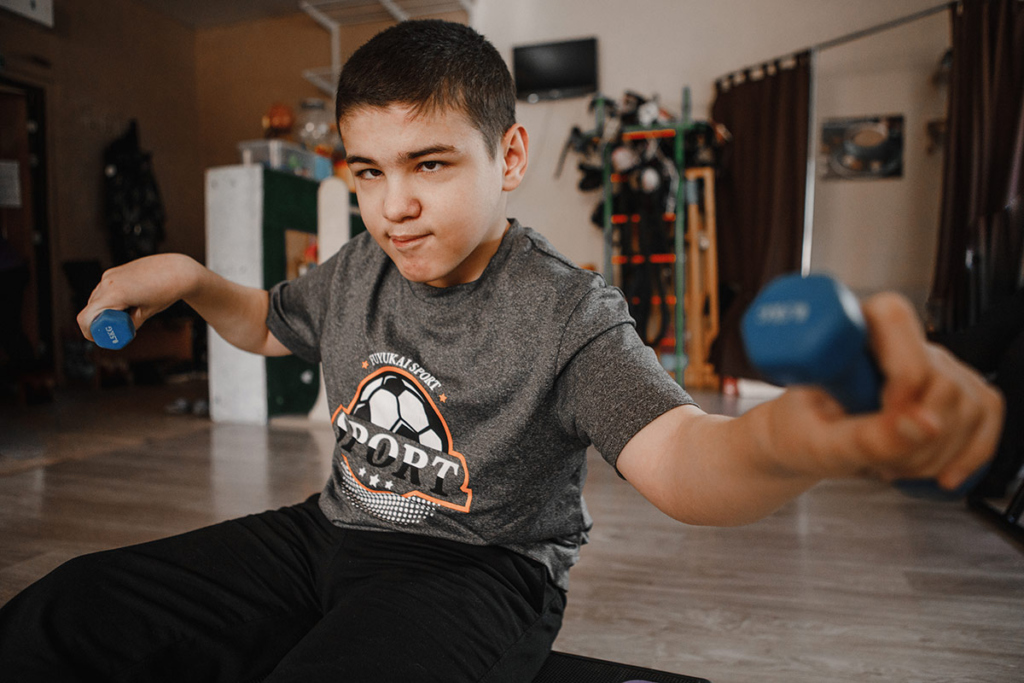 Мальчик на реабилитации