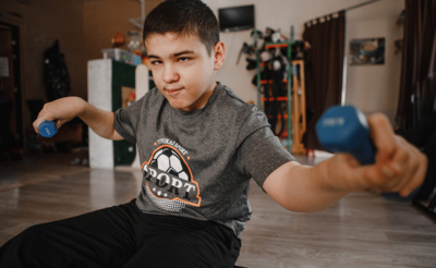 Мальчик на реабилитации