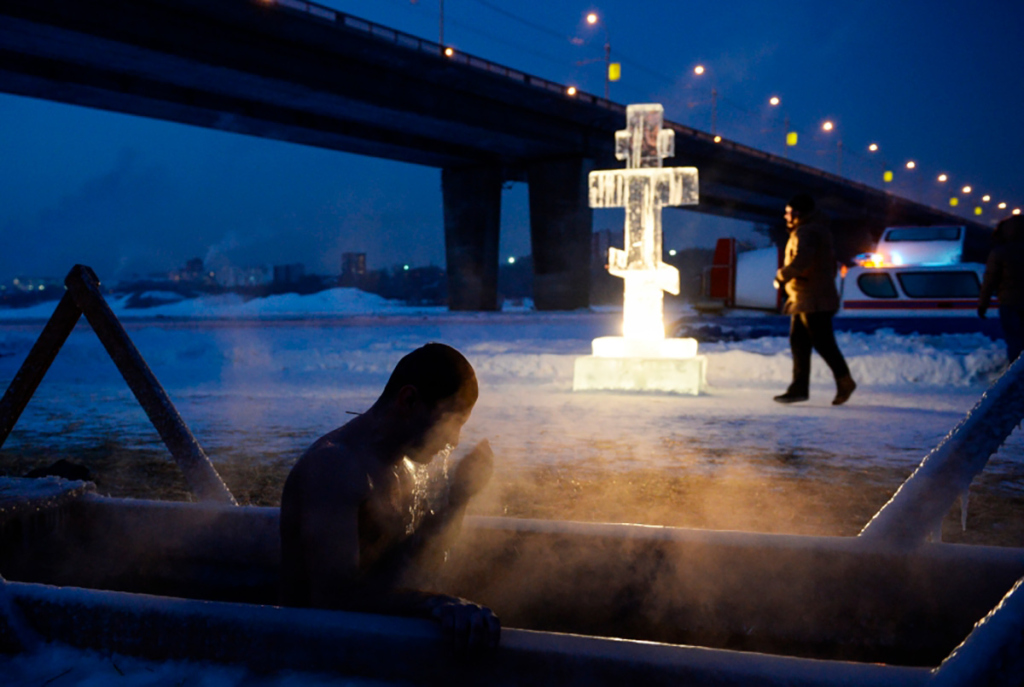 Крещенские купания на реке Обь возле Димитровского моста в Новосибирске