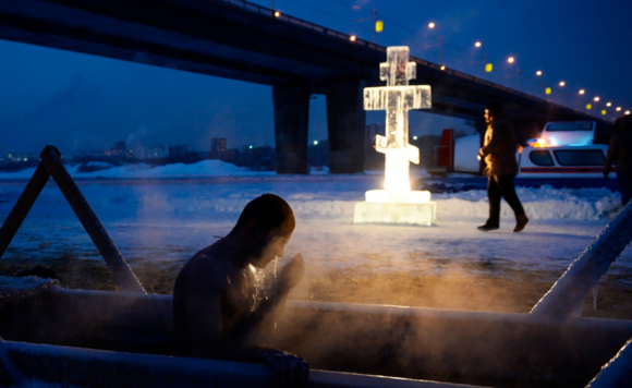 Крещенские купания на реке Обь возле Димитровского моста в Новосибирске.
