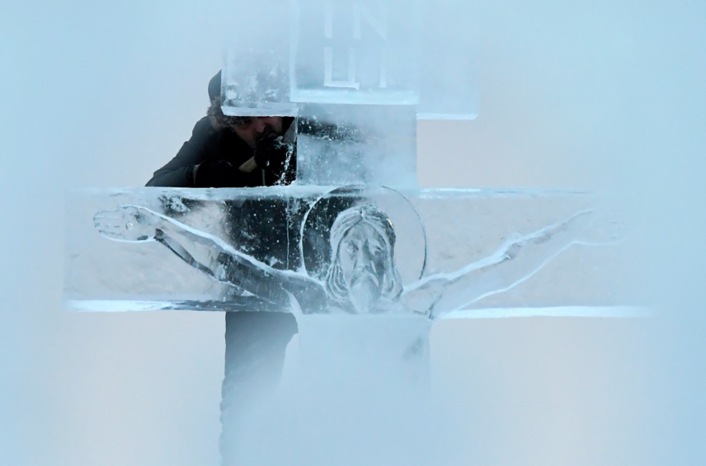 Создание креста изо льда на озере возле Раифского Богородицкого мужского монастыря (Татарстан). Фото: Максим Богодвид / РИА Новости, 17.01.2023