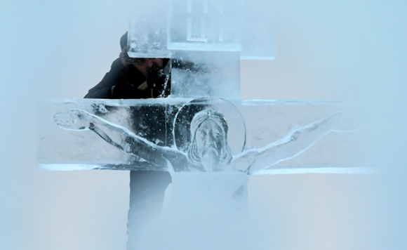 Создание креста изо льда на озере возле Раифского Богородицкого мужского монастыря (Татарстан). Фото: Максим Богодвид / РИА Новости, 17.01.2023