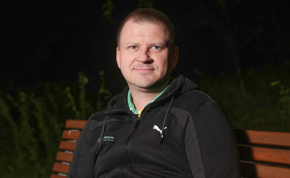 мужчина на скамейке