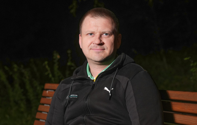 Мужчина на скамейке 