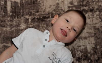 Мальчик лежит на полу на ковре