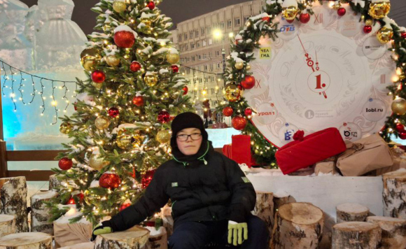 Мальчик на фоне снега ёлки