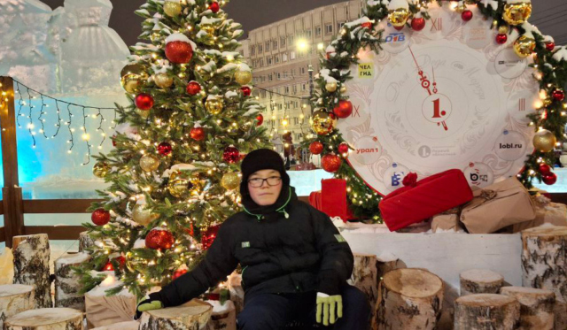 Мальчик на фоне снега ёлки