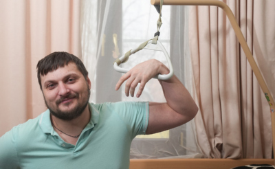 Мужчина у домашнего подъемника с кровати