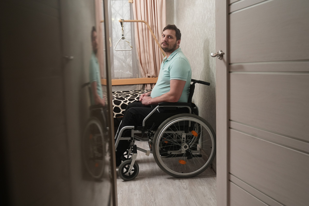 Молодой мужчина на инвалидной коляске
