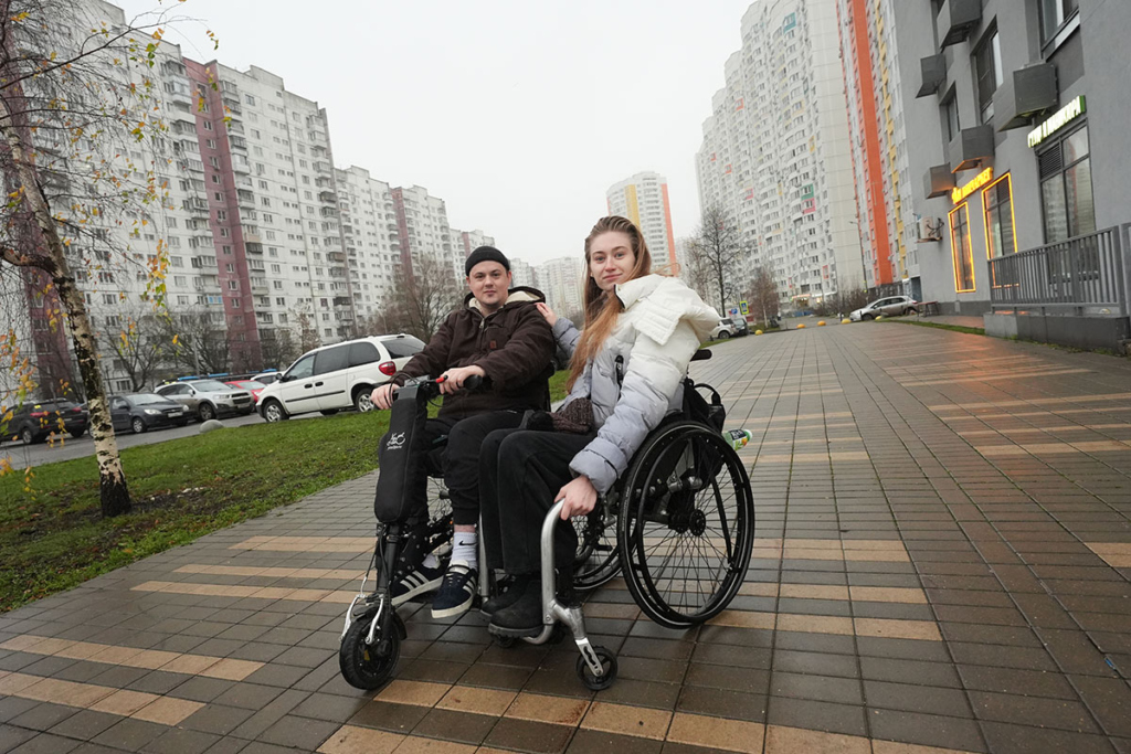 Девушка и парень на инвалидных колясках 