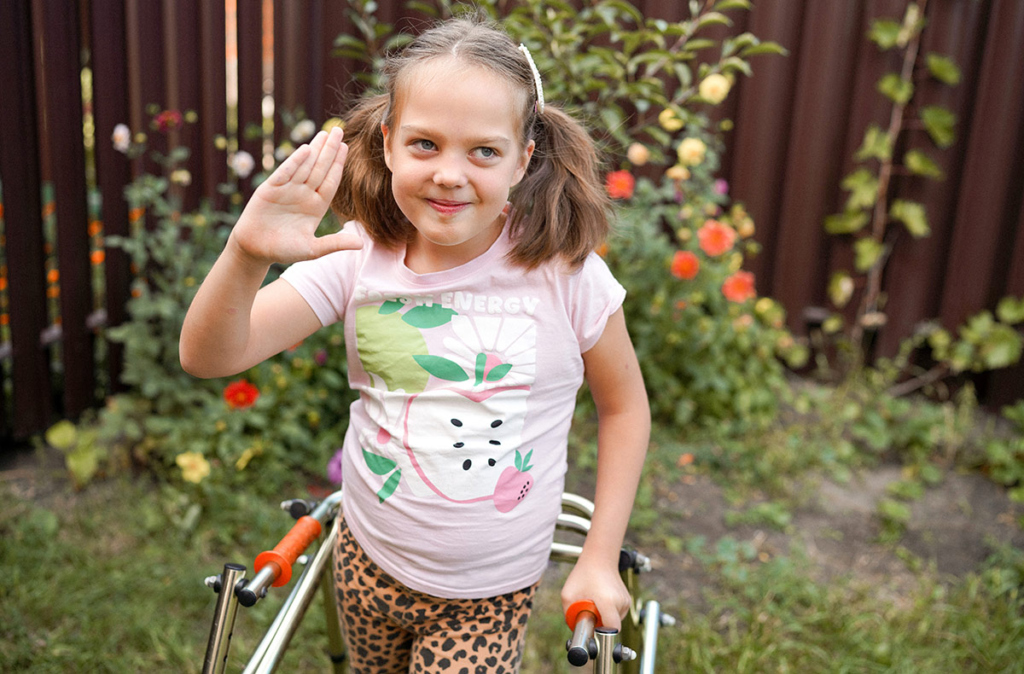 Девочка с ходунками