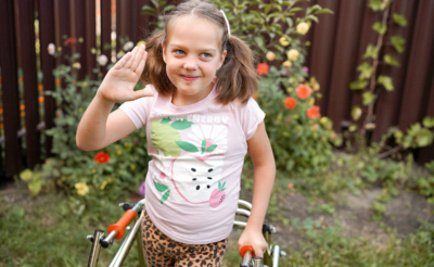 Девочка с ходунками