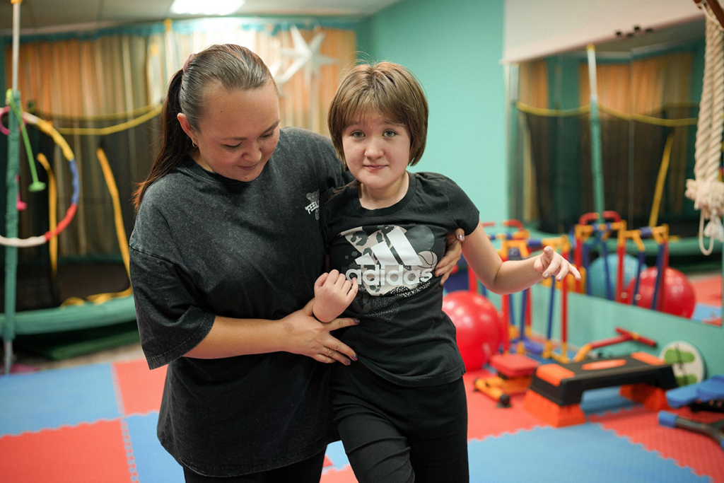 Девочка с реабилитологом
