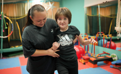 Девочка с реабилитологом