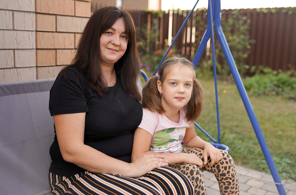 Девочка с мамой 