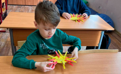 Мальчик на занятиях АВА - терапией