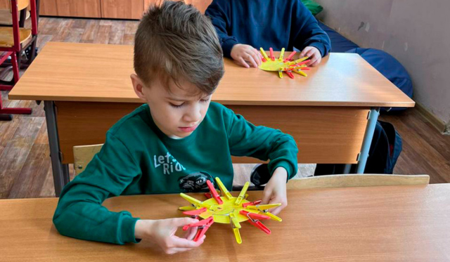 Мальчик на занятиях АВА - терапией