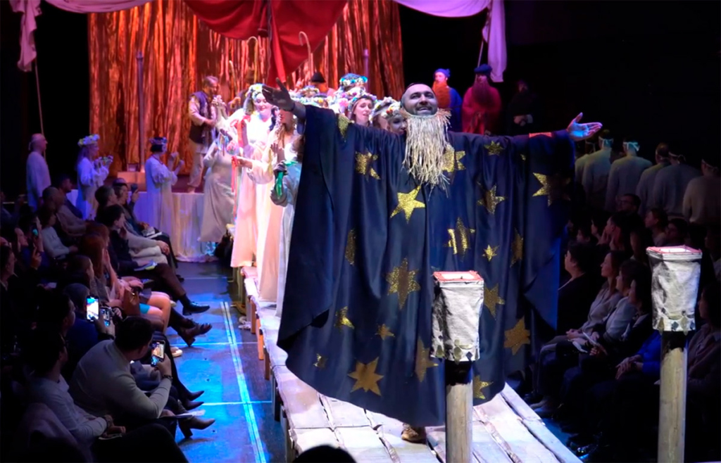 Кадр из спектакля. С видео Miloserdie.ru