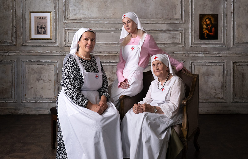 Сестры милосердия: Татьяна Павловна – справа, Наталья Дмитриевна – слева, Оксана Дмитриевна – в центре