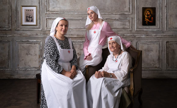 Сестры милосердия: Татьяна Павловна – справа, Наталья Дмитриевна – слева, Оксана Дмитриевна – в центре