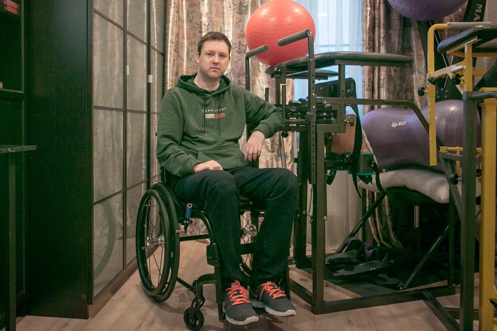 Мужчина в инвалидной коляске 