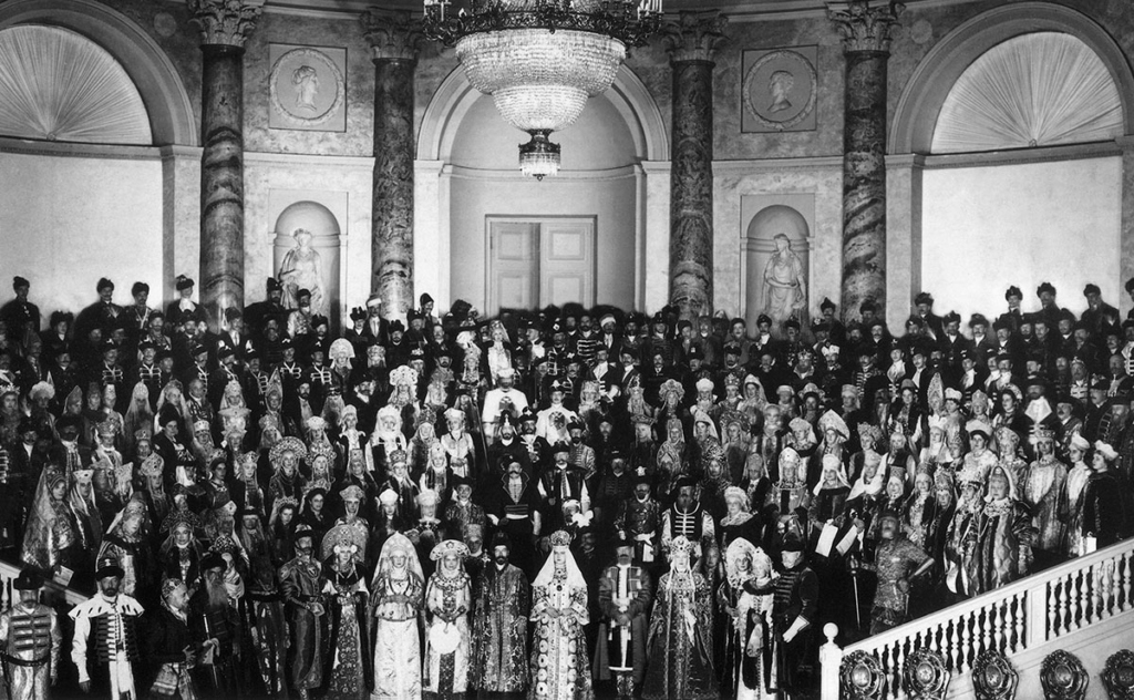 Фрагмент общей фотографии участников бала 1903 года в Зимнем дворце