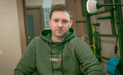 Портрет мужчины в коляске