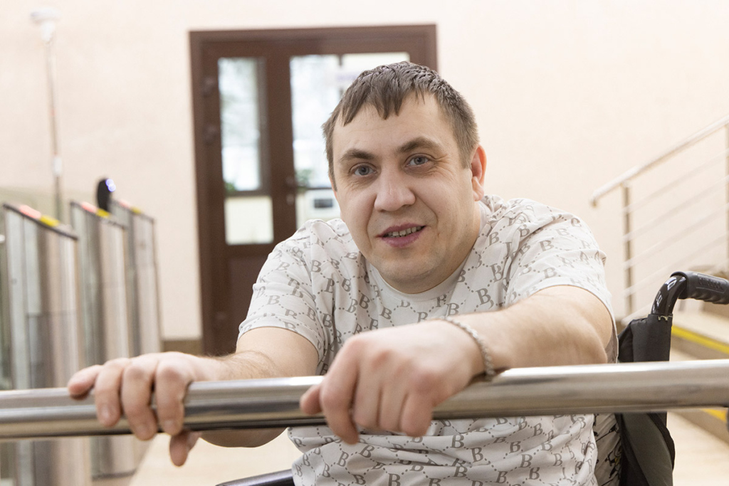 Мужчина на инвалидной коляске