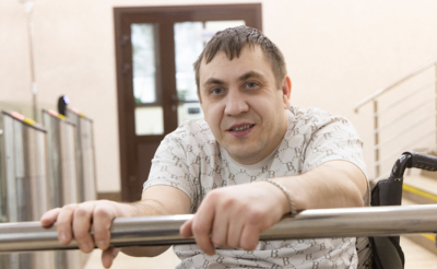 Мужчина на инвалидной коляске